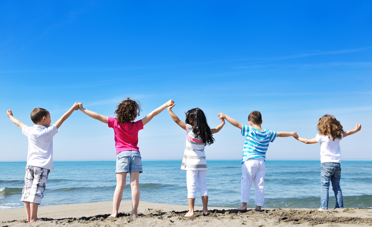 Freude für Kinder beim Familienurlaub am Meer in Italien