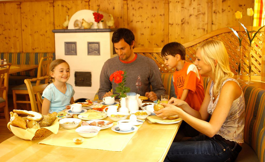 Familienurlaub im Best Family Hotel Mühlpointhof in Lofer im Salzburgerland. Skiurlaub mit Kindern und Familien-Wandern.